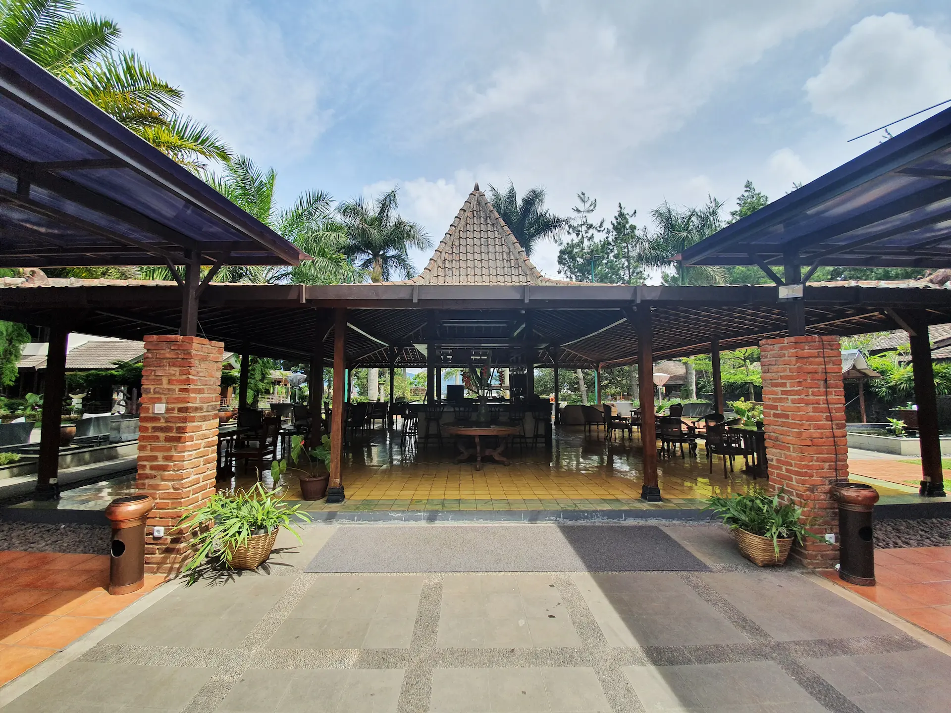 Bale Bale Lounge - Puteri Gunung Hotel Bandung, Lembang